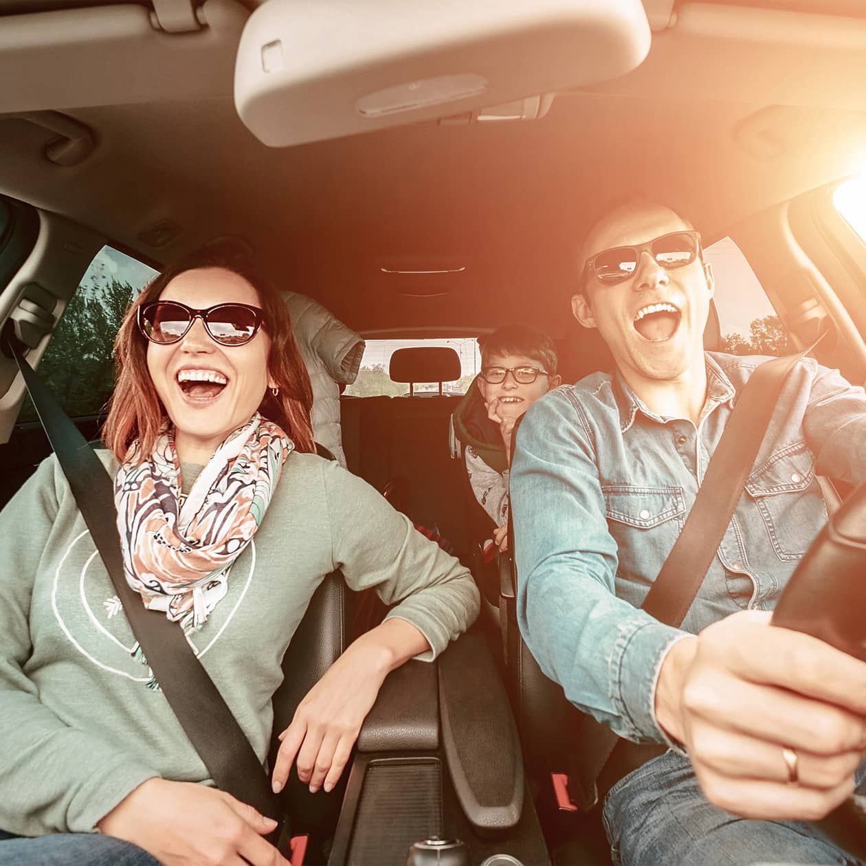 gelukkige familie auto